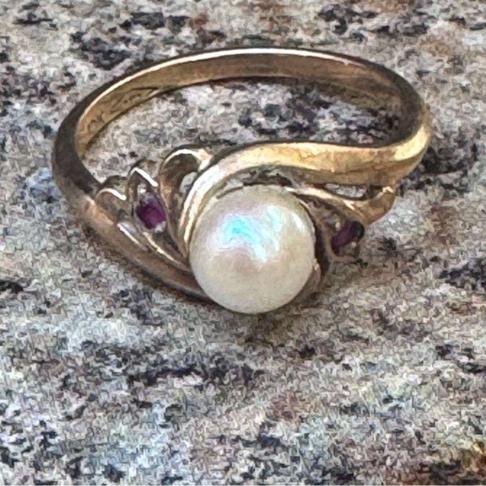 VTG 10K Gold Pearl & Garnet Ring Size 7.5 – 7.75 Elegant Leaf Design